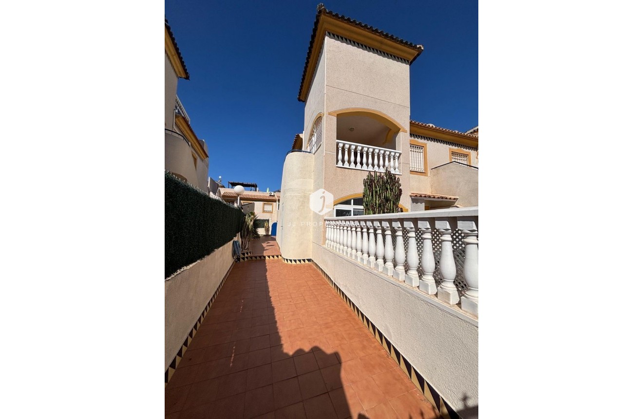 Resale - Bungalow -
Torrevieja