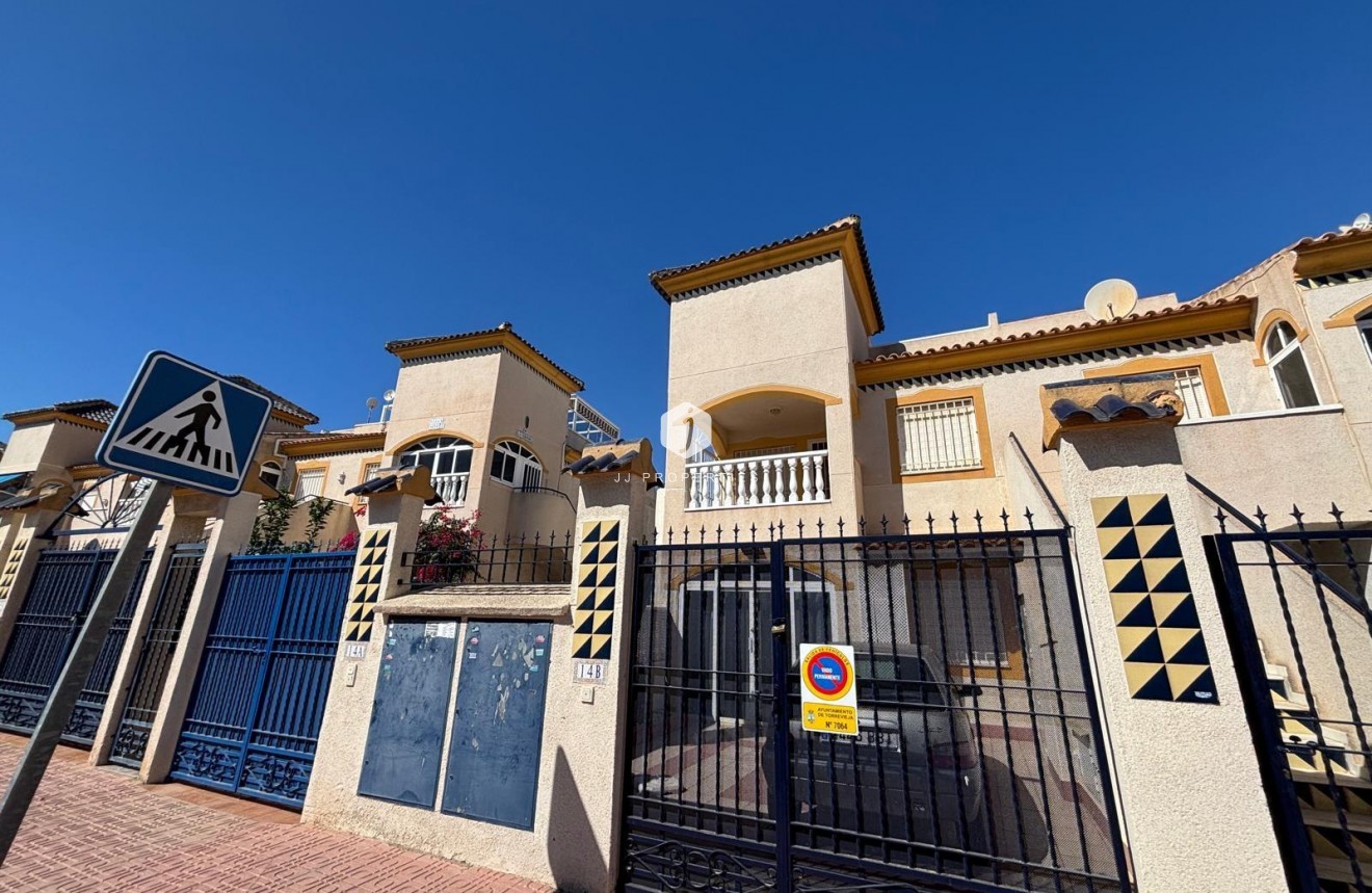 Resale - Bungalow -
Torrevieja