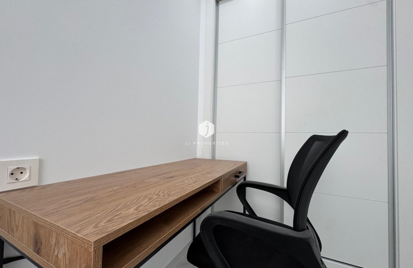 Resale - Apartment / flat -
Torrevieja - Centro