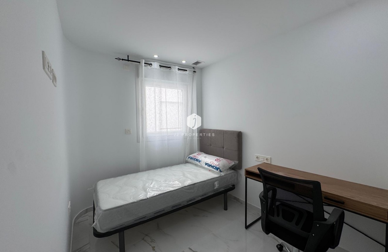 Resale - Apartment / flat -
Torrevieja - Centro