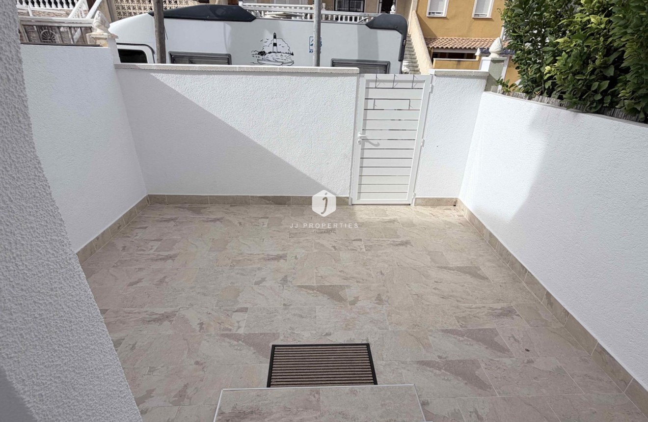 Resale - Chalet -
Torrevieja - Costa Blanca