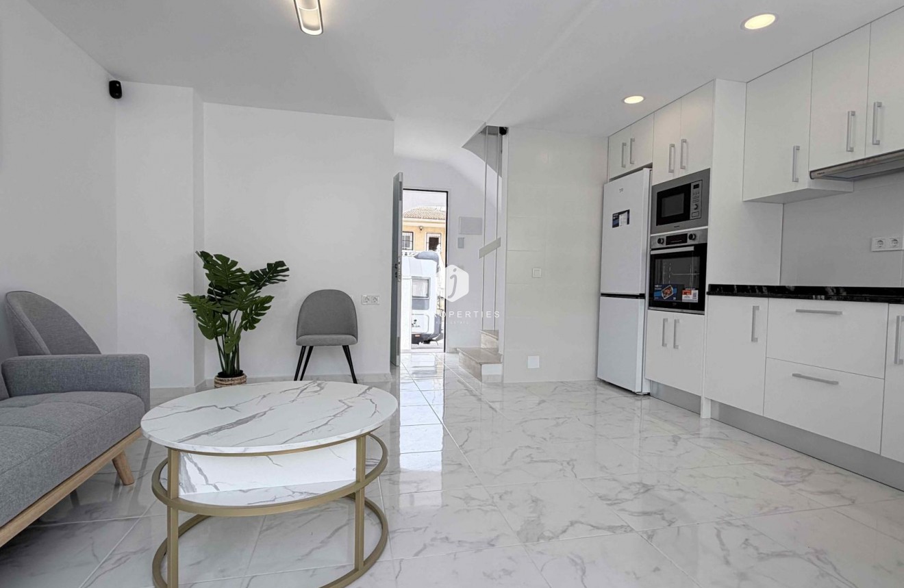 Resale - Chalet -
Torrevieja - Costa Blanca