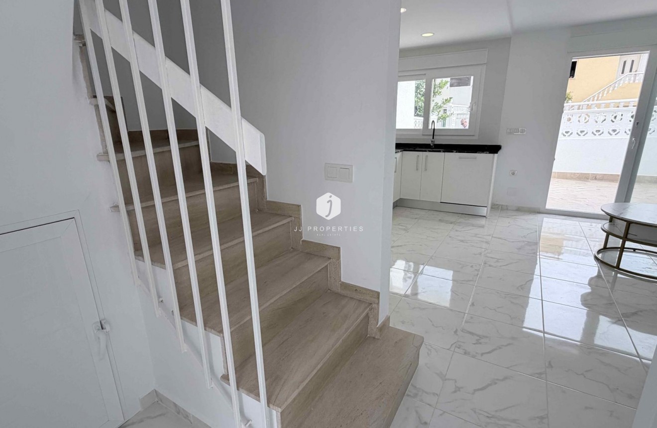 Resale - Chalet -
Torrevieja - Costa Blanca