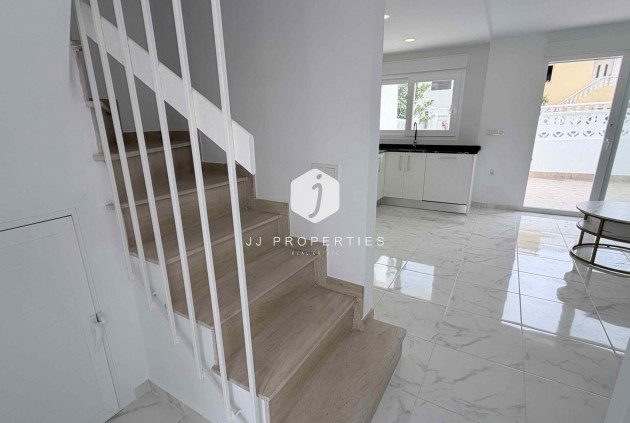 Resale - Chalet -
Torrevieja - Costa Blanca