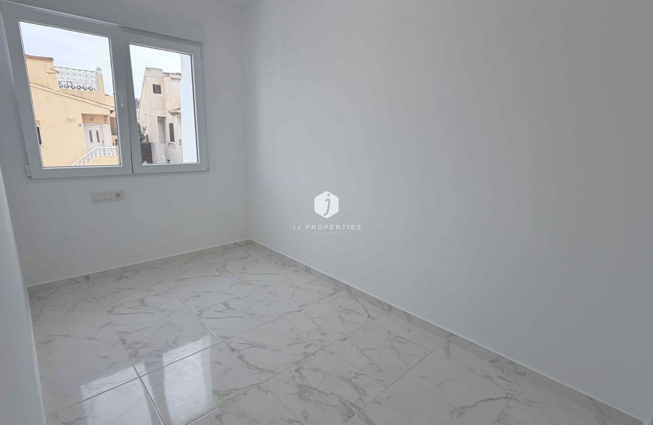 Resale - Chalet -
Torrevieja - Costa Blanca