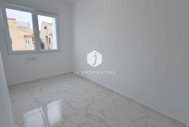 Resale - Chalet -
Torrevieja - Costa Blanca