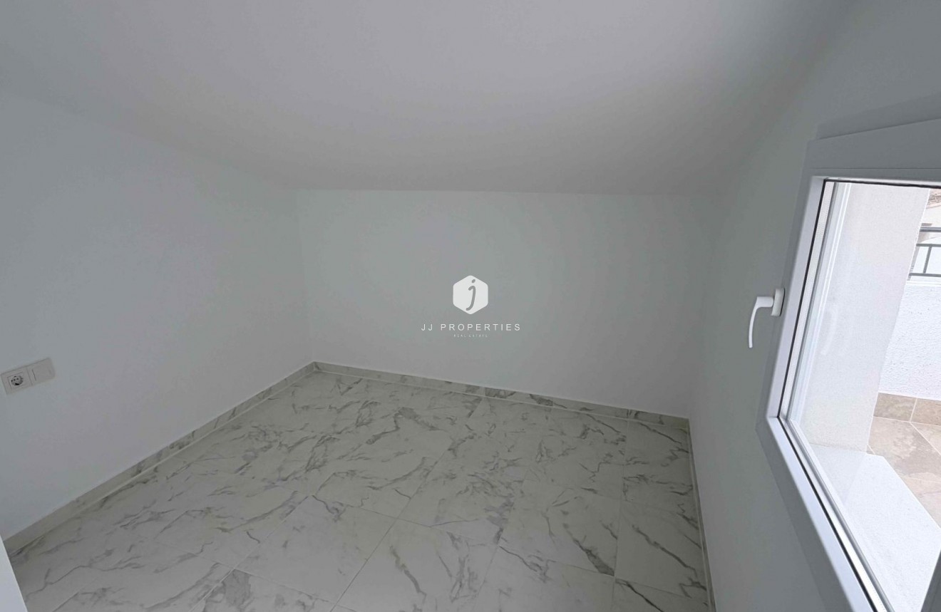 Resale - Chalet -
Torrevieja - Costa Blanca