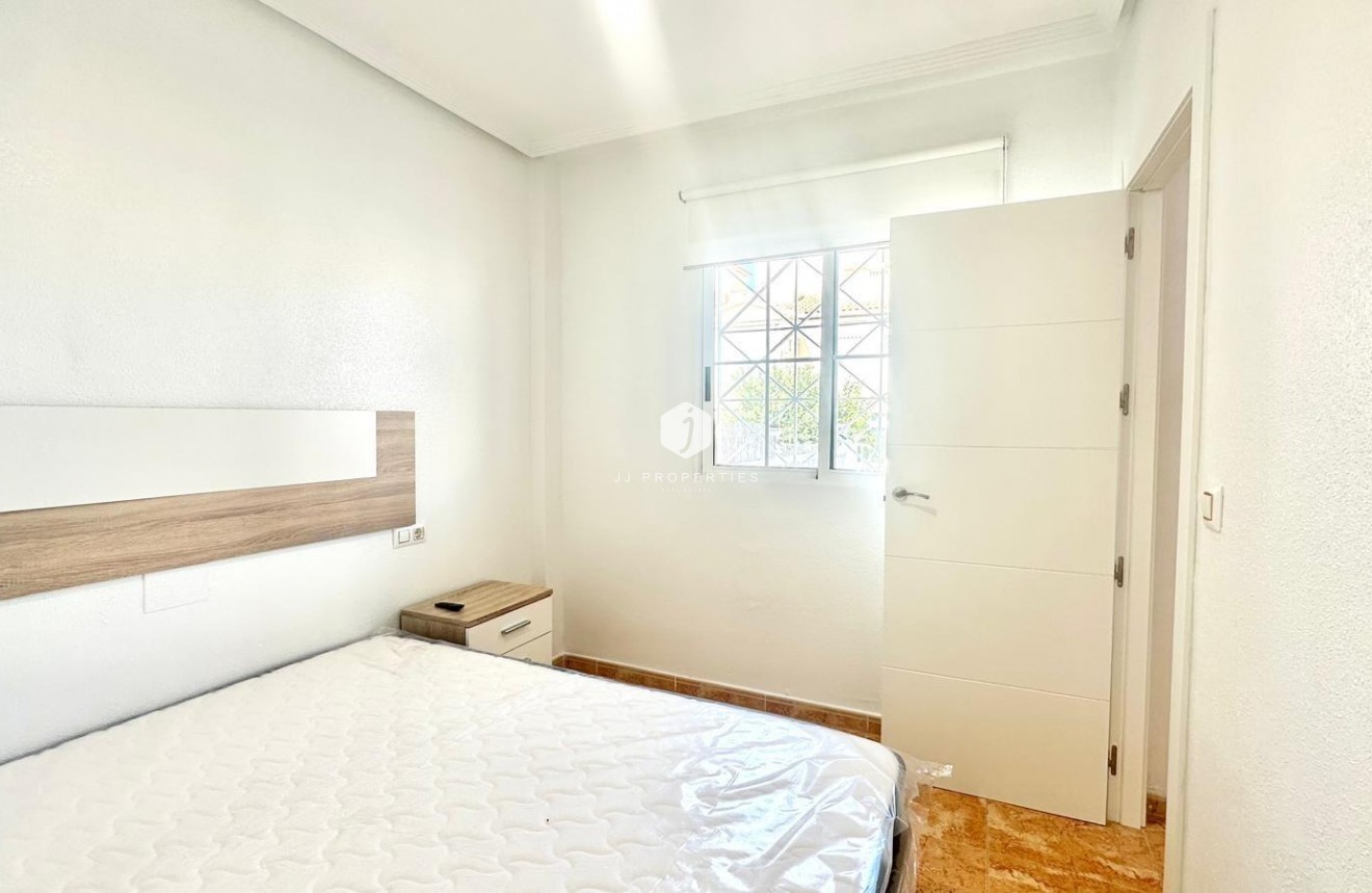 Resale - Bungalow -
Torrevieja - Playa de los Locos