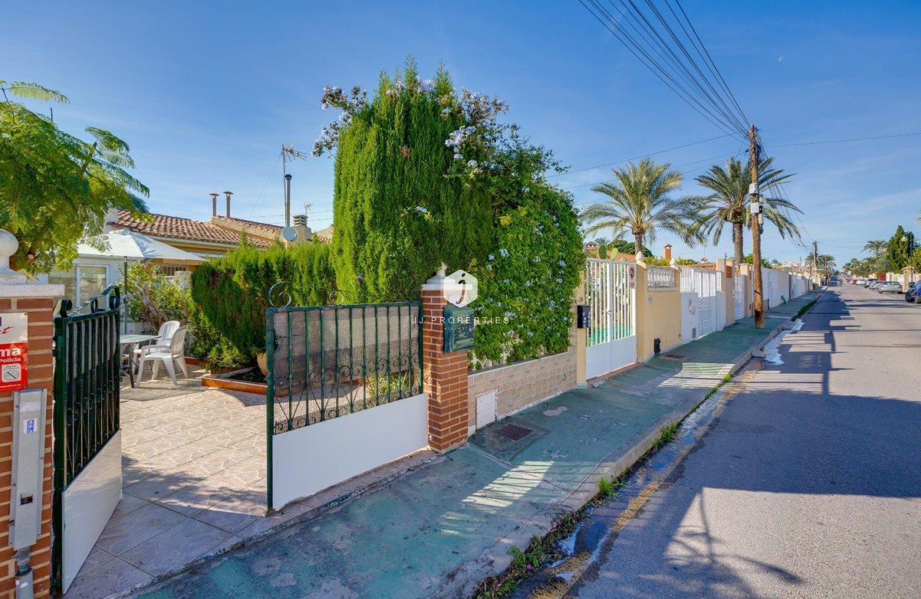Resale - Villa -
Torrevieja - Calas blanca