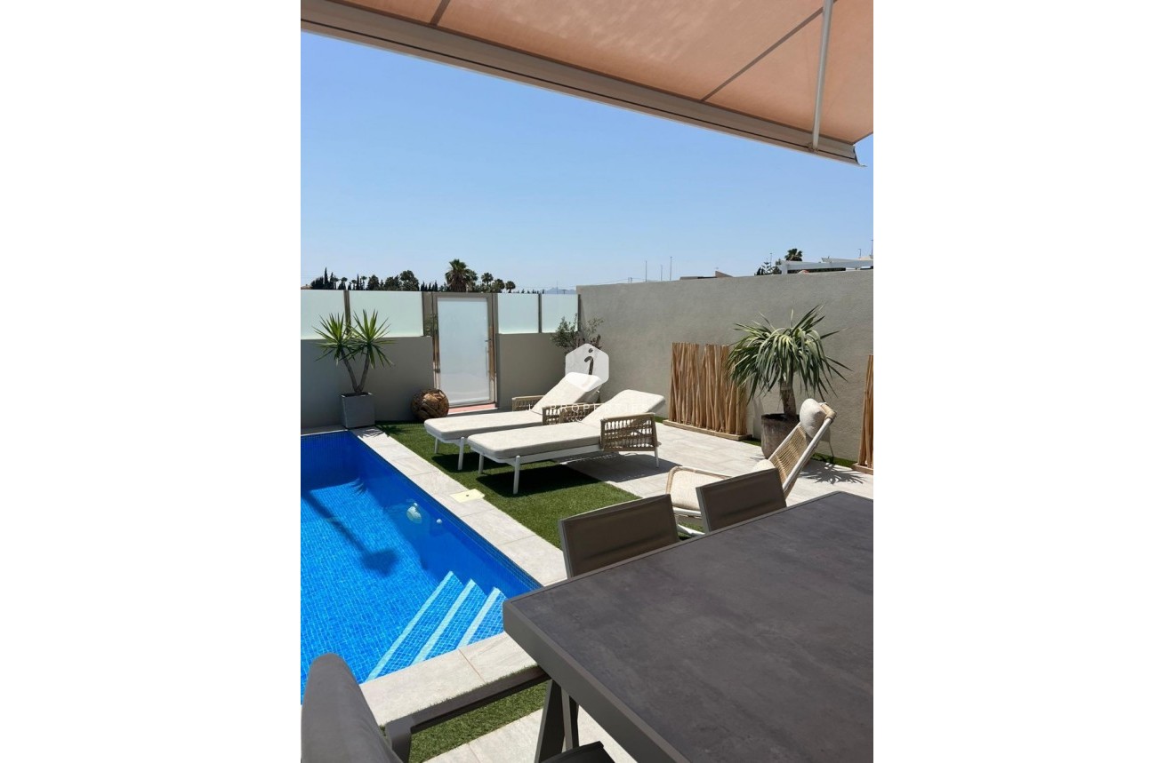 Resale - Villa -
Daya Vieja - Costa Blanca