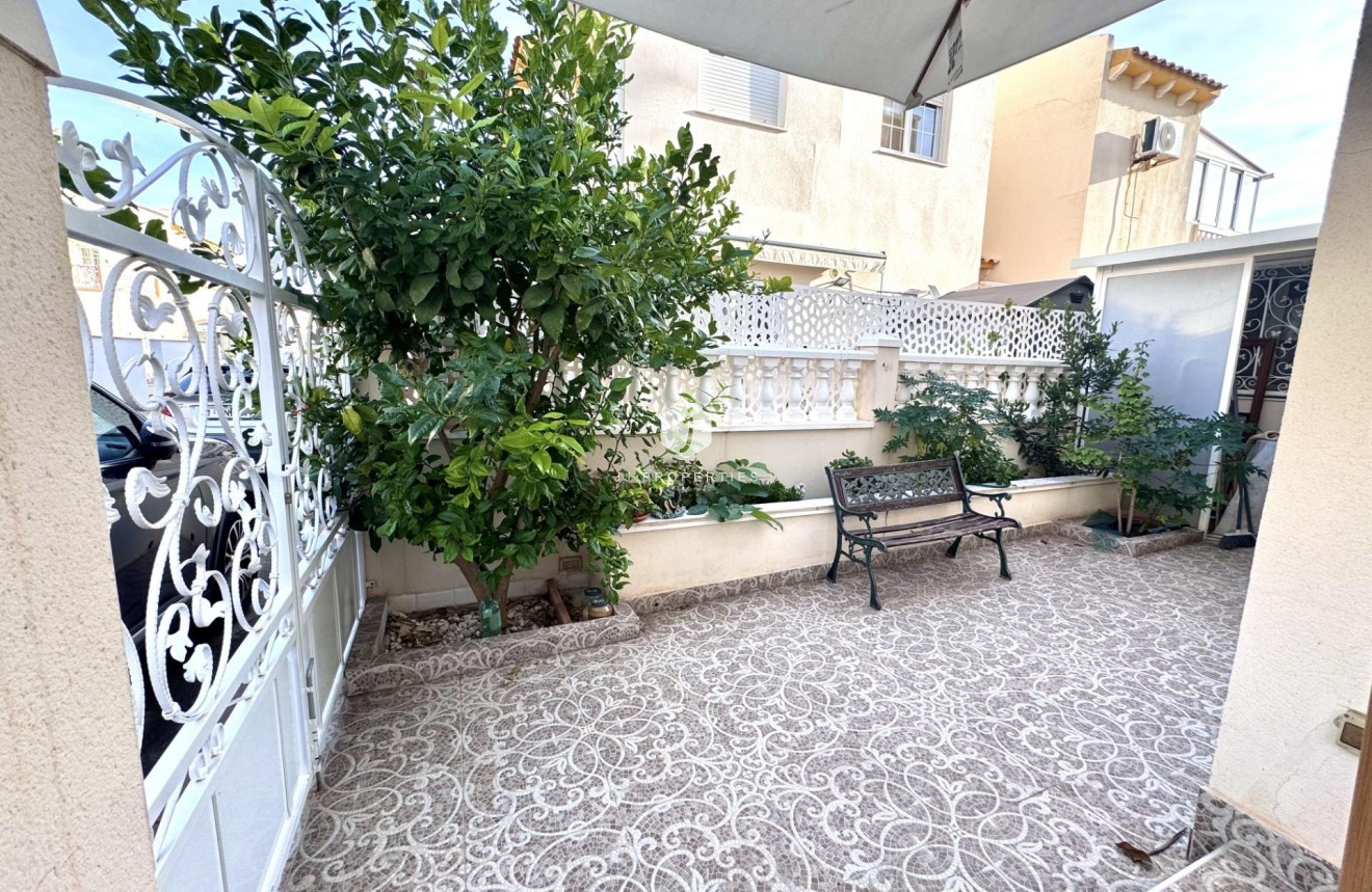 Resale - Chalet -
Orihuela Costa - Playa Flamenca