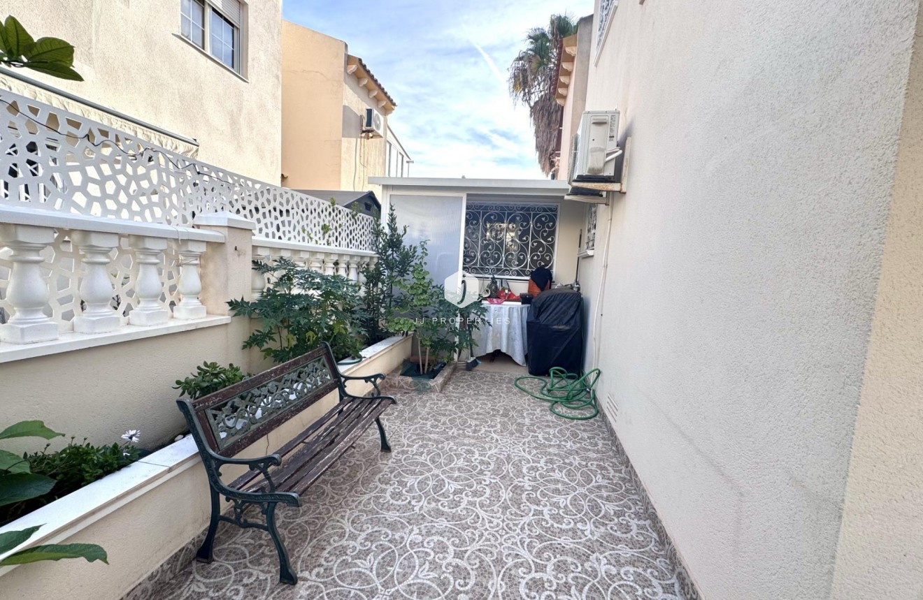 Resale - Chalet -
Orihuela Costa - Playa Flamenca