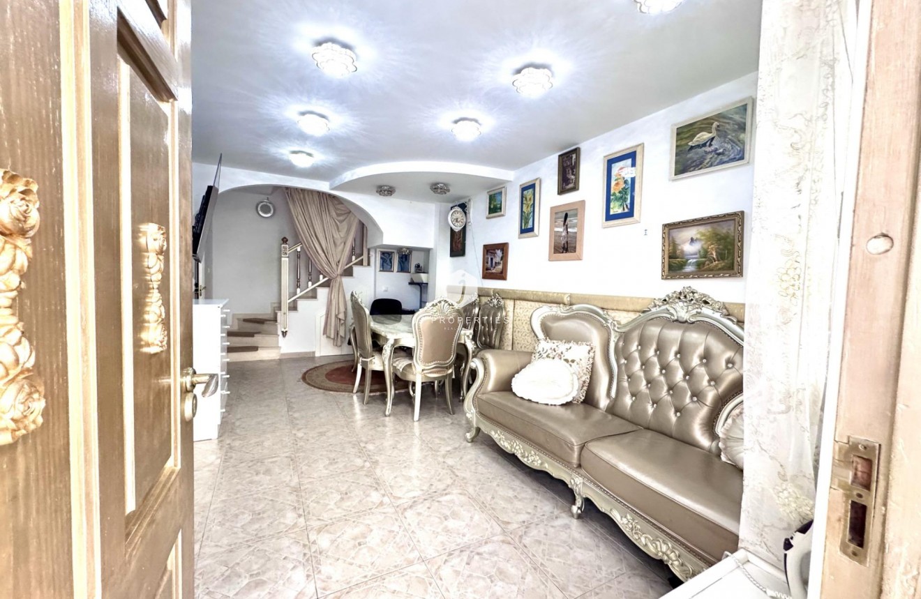 Resale - Chalet -
Orihuela Costa - Playa Flamenca