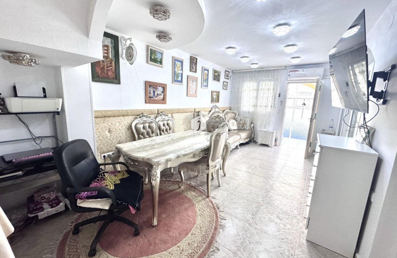 Resale - Chalet -
Orihuela Costa - Playa Flamenca