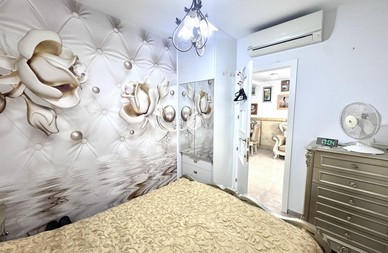 Resale - Chalet -
Orihuela Costa - Playa Flamenca