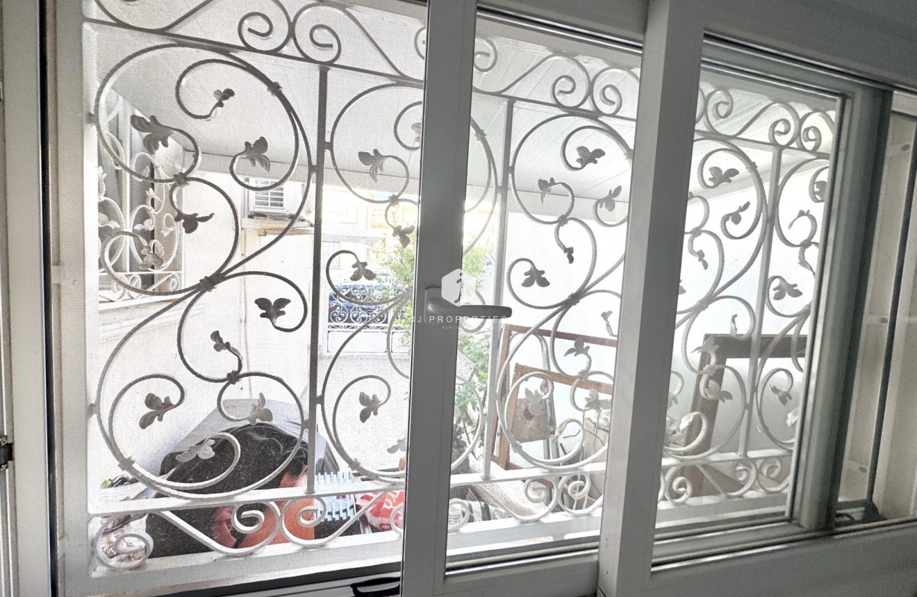 Resale - Chalet -
Orihuela Costa - Playa Flamenca