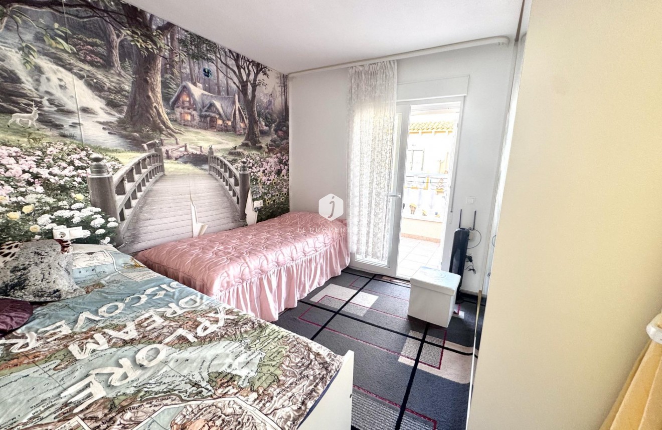 Resale - Chalet -
Orihuela Costa - Playa Flamenca