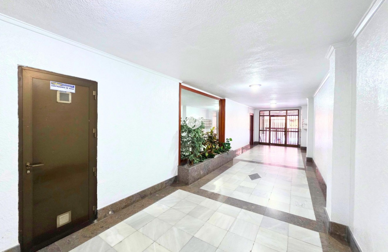 Resale - Apartment / flat -
Torrevieja - Playa del Cura