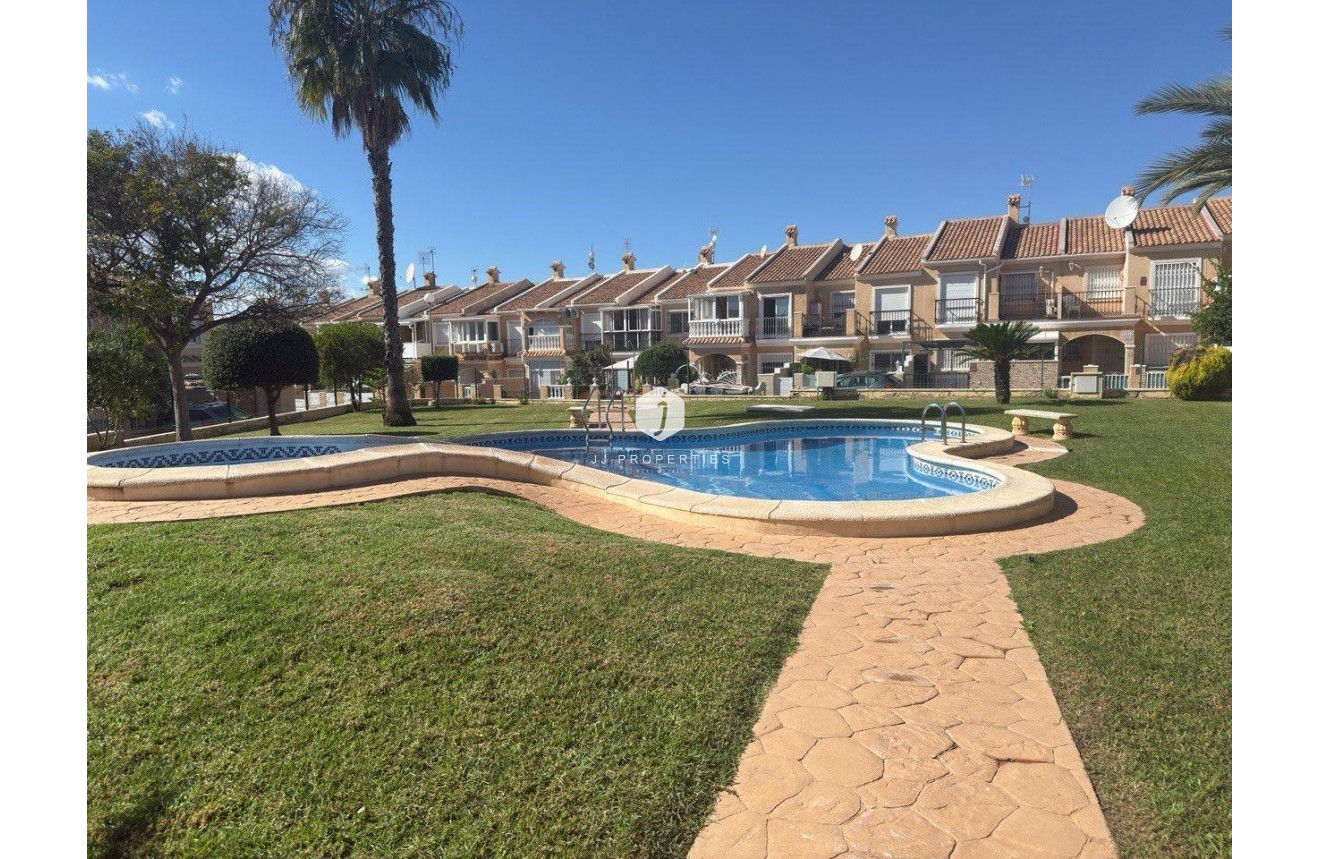 Resale - Chalet -
Torrevieja - aguas nuevas