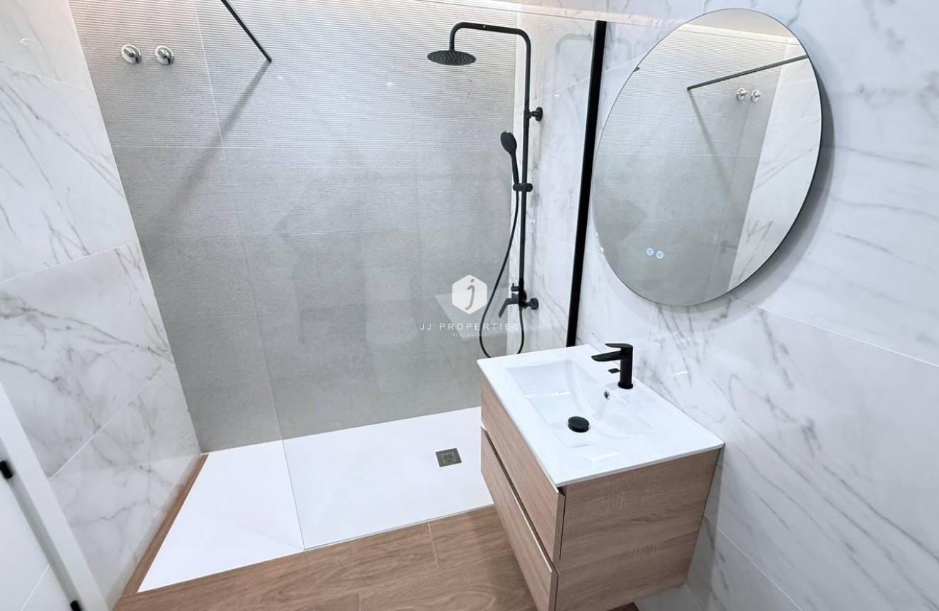 Resale - Chalet -
Torrevieja - aguas nuevas