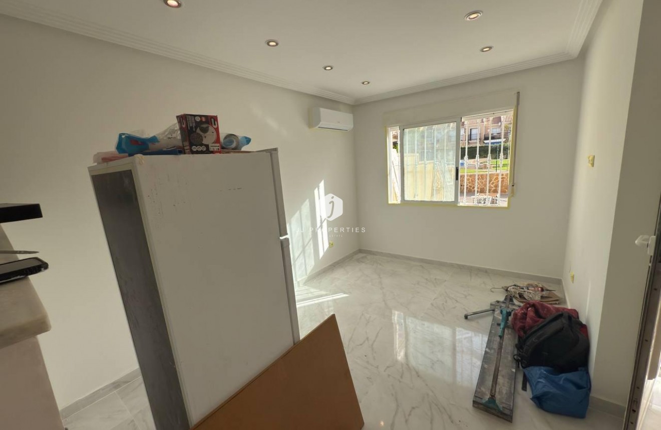 Resale - Chalet -
Torrevieja - aguas nuevas