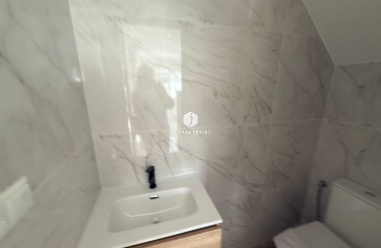 Resale - Chalet -
Torrevieja - aguas nuevas