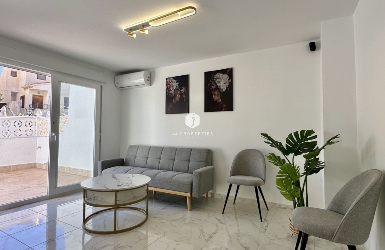 Resale - Chalet -
Torrevieja - Costa Blanca