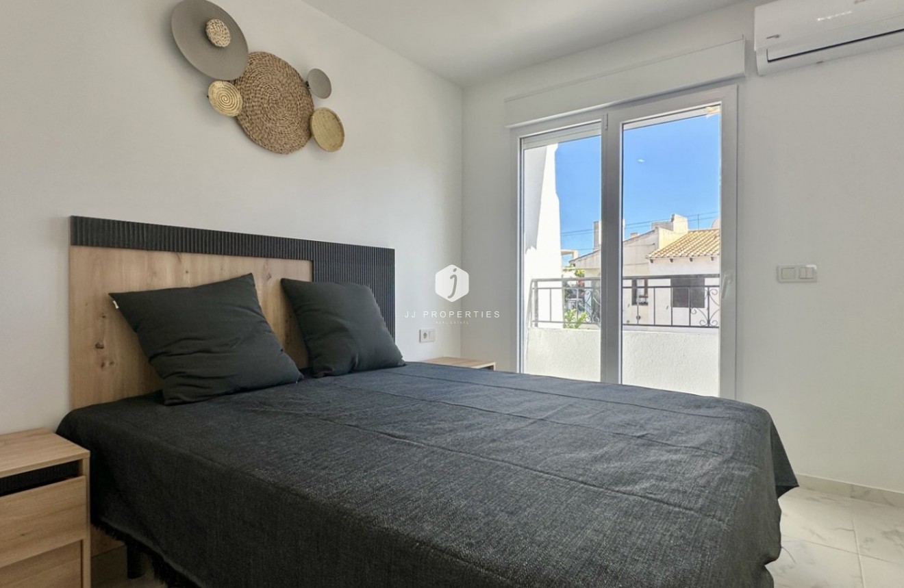 Resale - Chalet -
Torrevieja - Costa Blanca