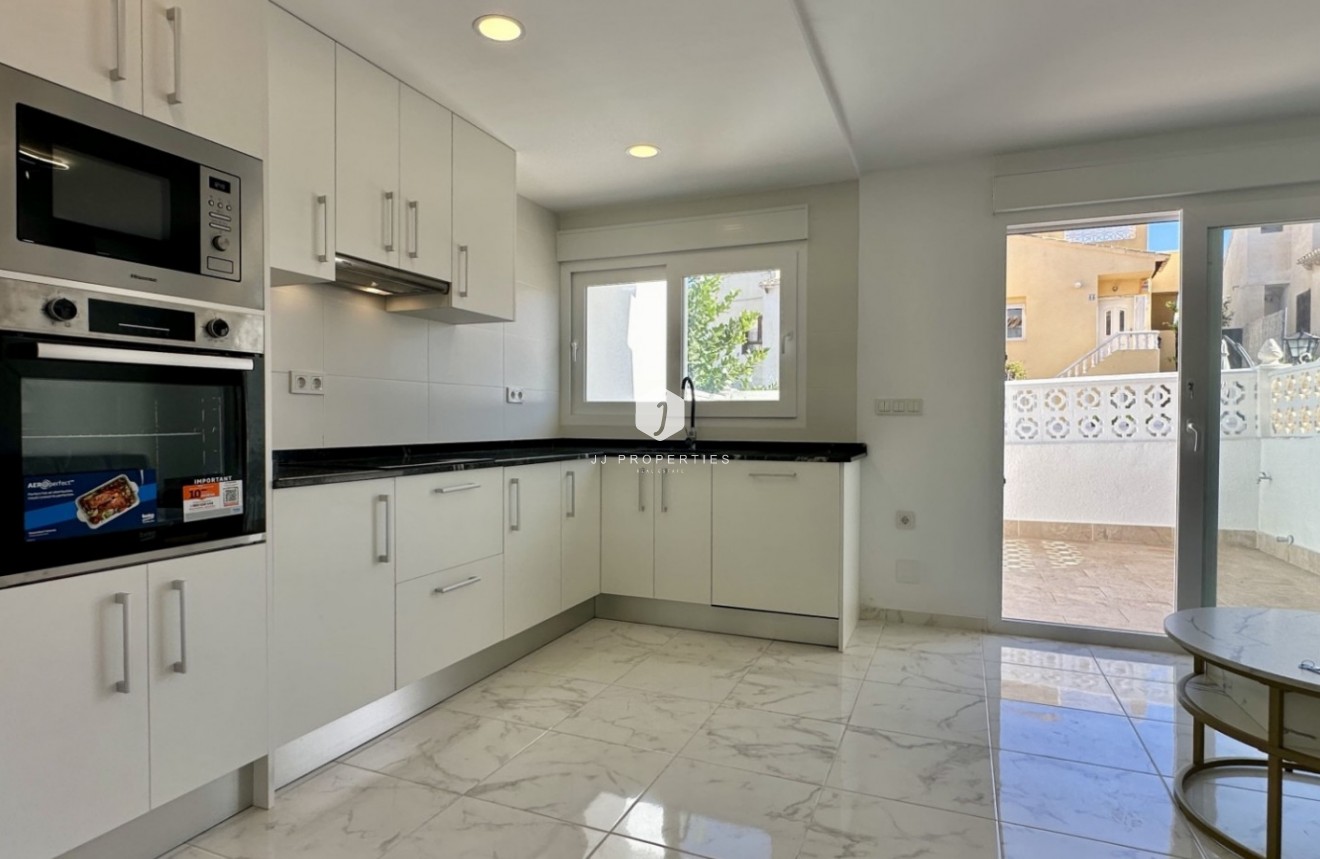 Resale - Chalet -
Torrevieja - Costa Blanca