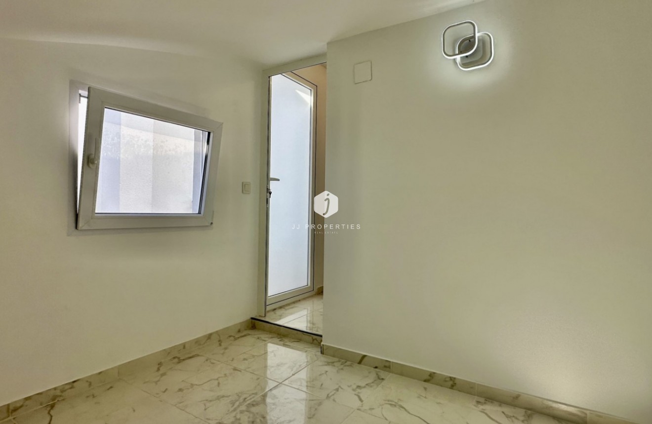 Resale - Chalet -
Torrevieja - Costa Blanca