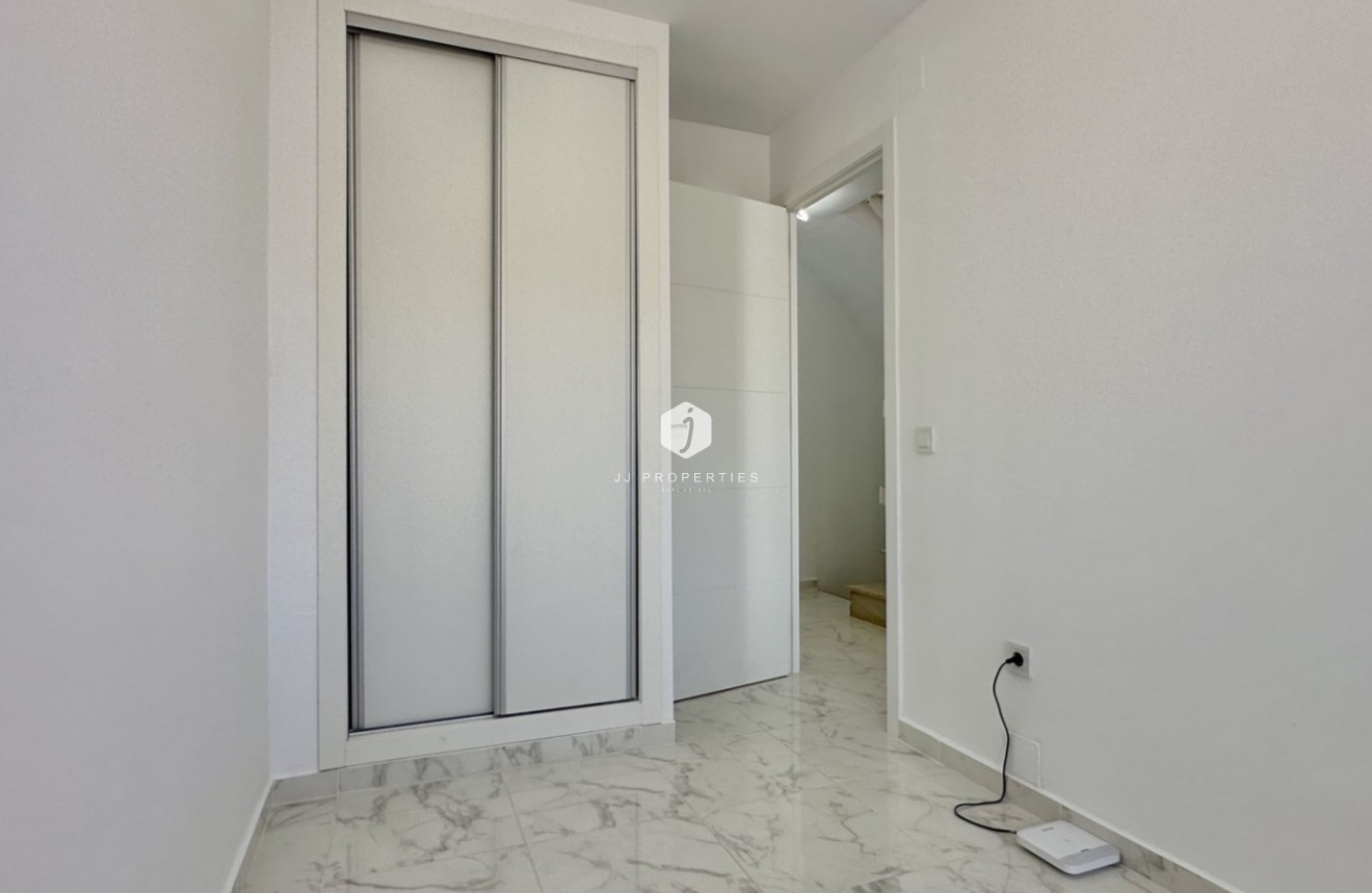 Resale - Chalet -
Torrevieja - Costa Blanca