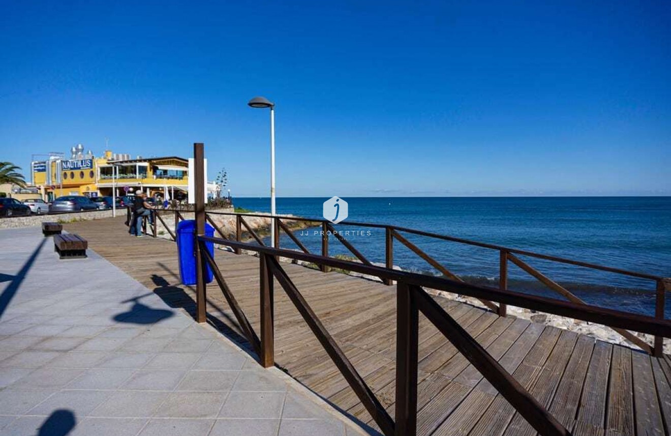 Resale - Apartment / flat -
Punta Prima - Costa Blanca