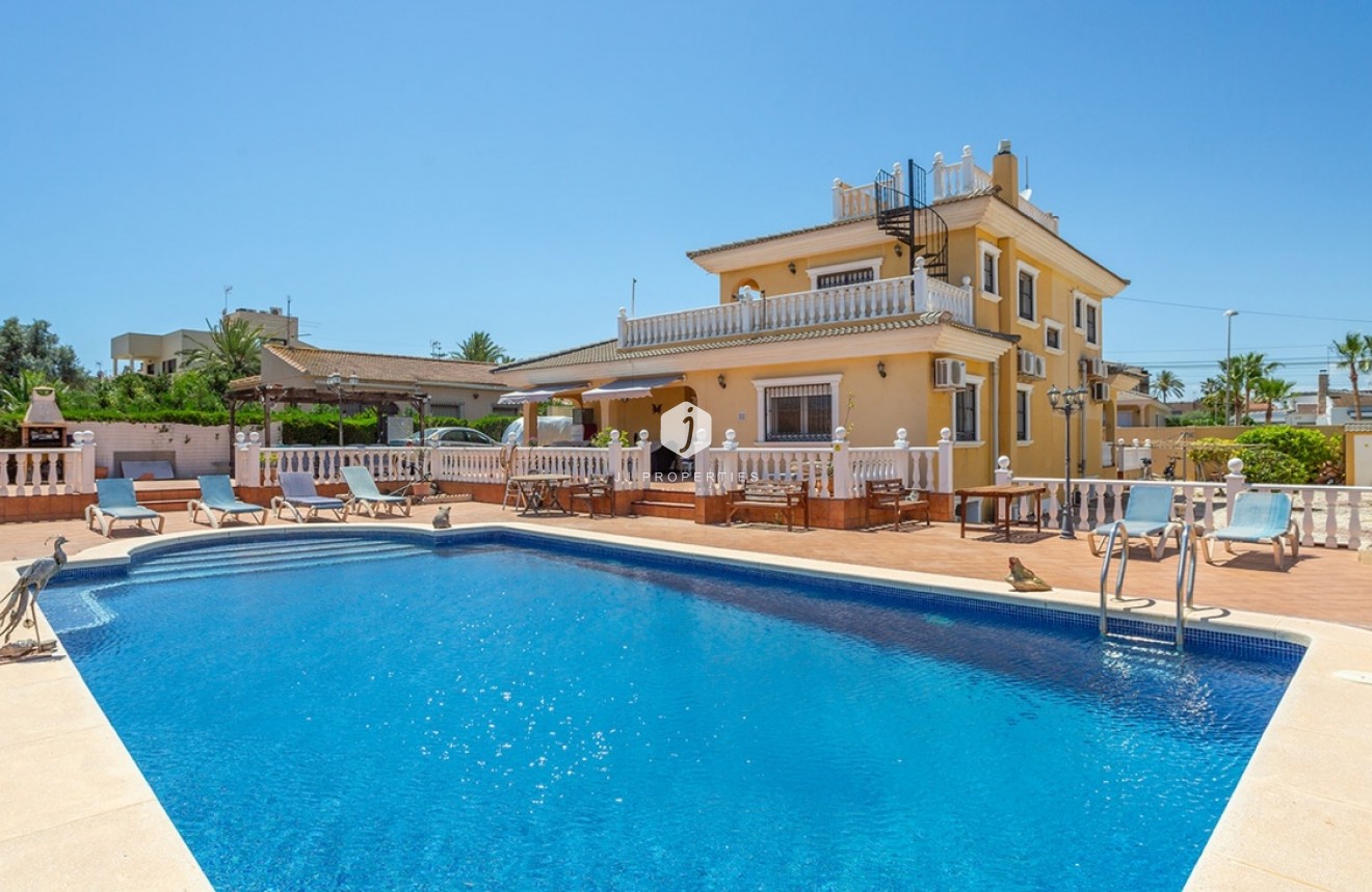 Resale - Villa -
Torrevieja - Los Balcones