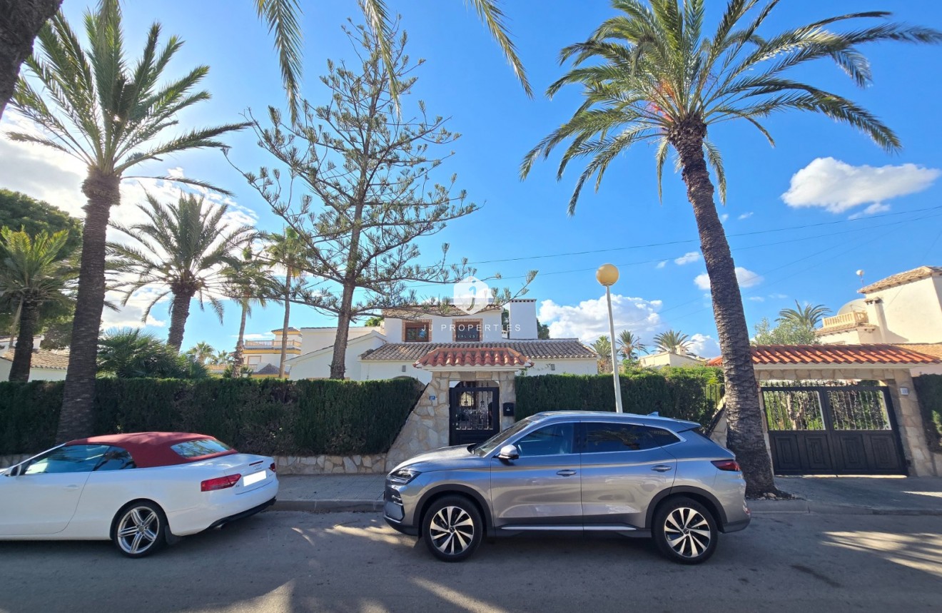 Resale - Villa -
Orihuela Costa - Costa Blanca