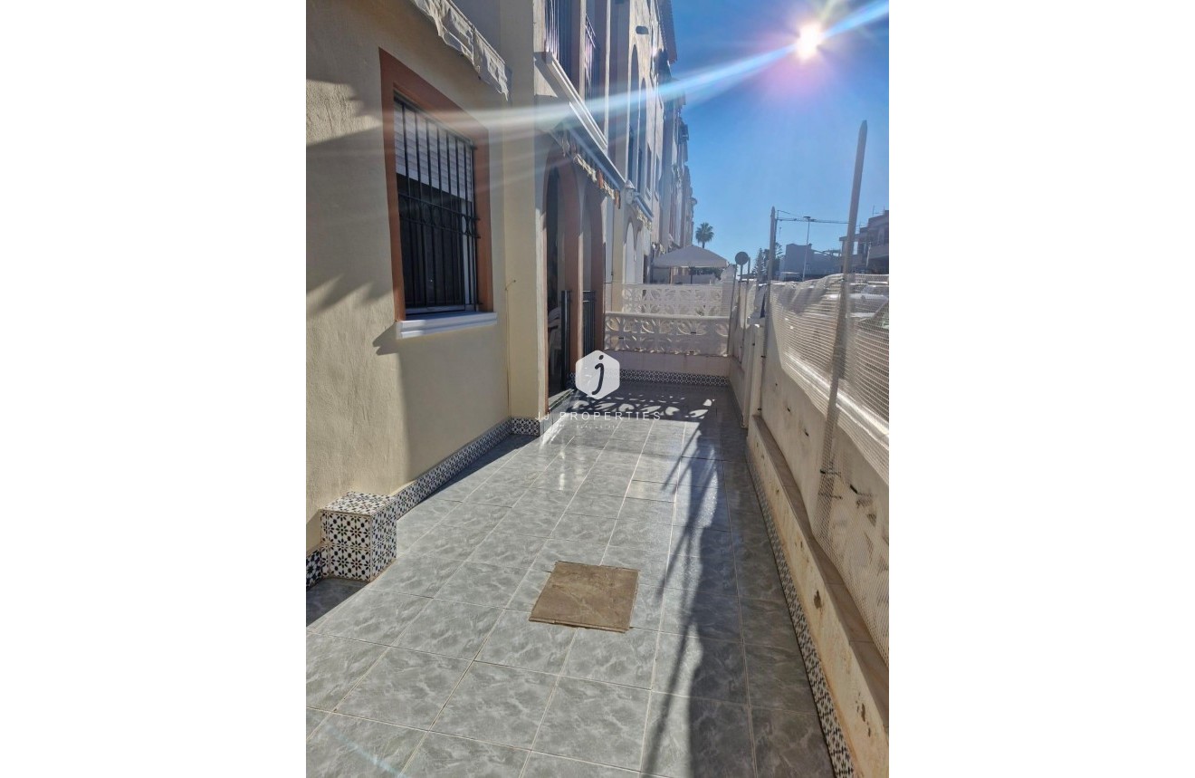 Tweedehands - Bungalow -
Torrevieja - Playa de los Naufragos