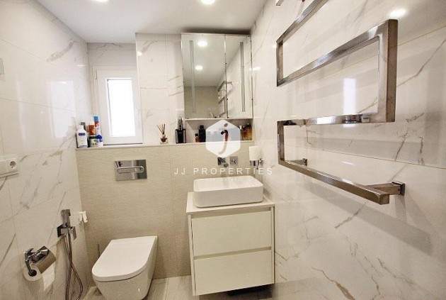 Z drugiej ręki - Mieszkanie w bloku -
Torrevieja