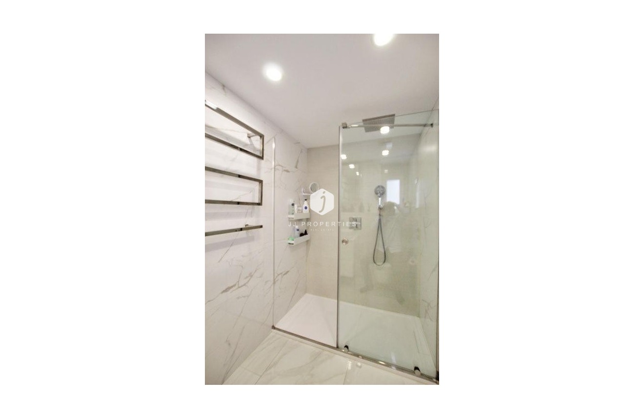 Z drugiej ręki - Mieszkanie w bloku -
Torrevieja