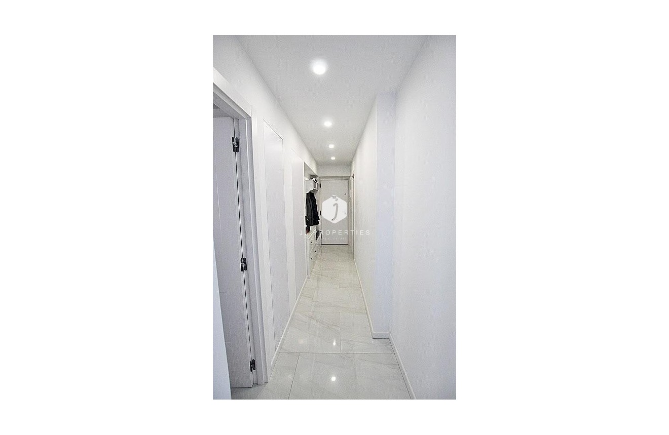 Z drugiej ręki - Mieszkanie w bloku -
Torrevieja