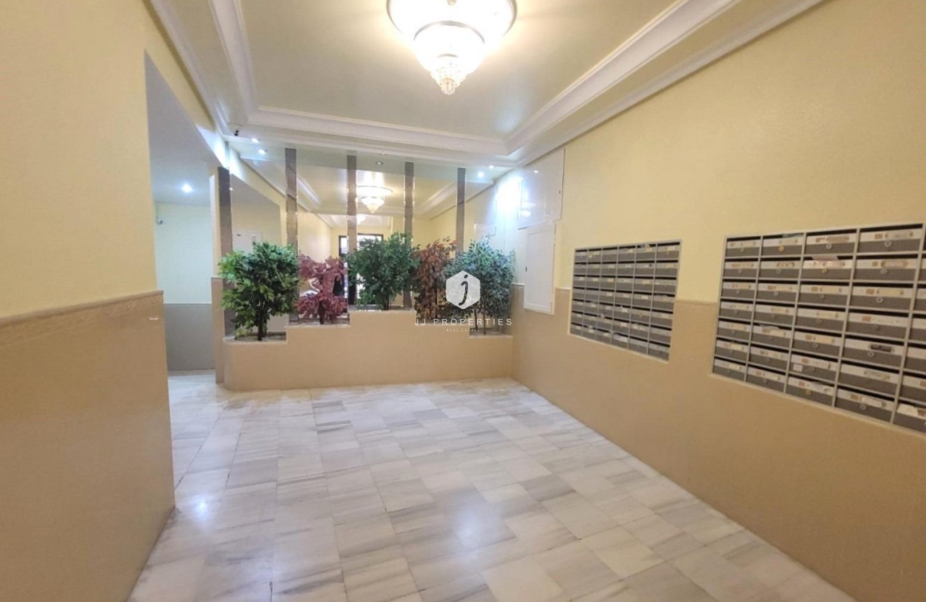 Z drugiej ręki - Mieszkanie w bloku -
Torrevieja - Playa del Cura