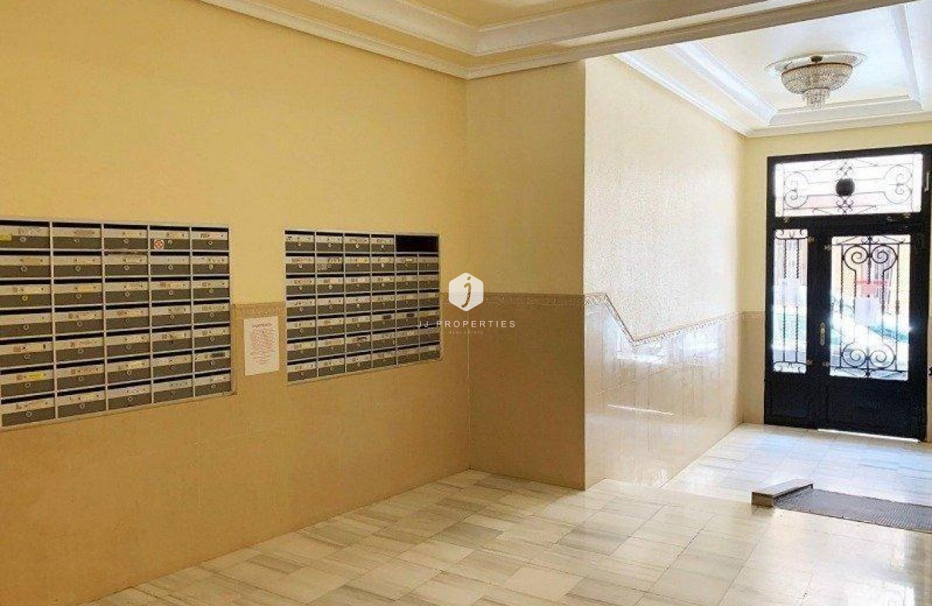 Z drugiej ręki - Mieszkanie w bloku -
Torrevieja - Playa del Cura