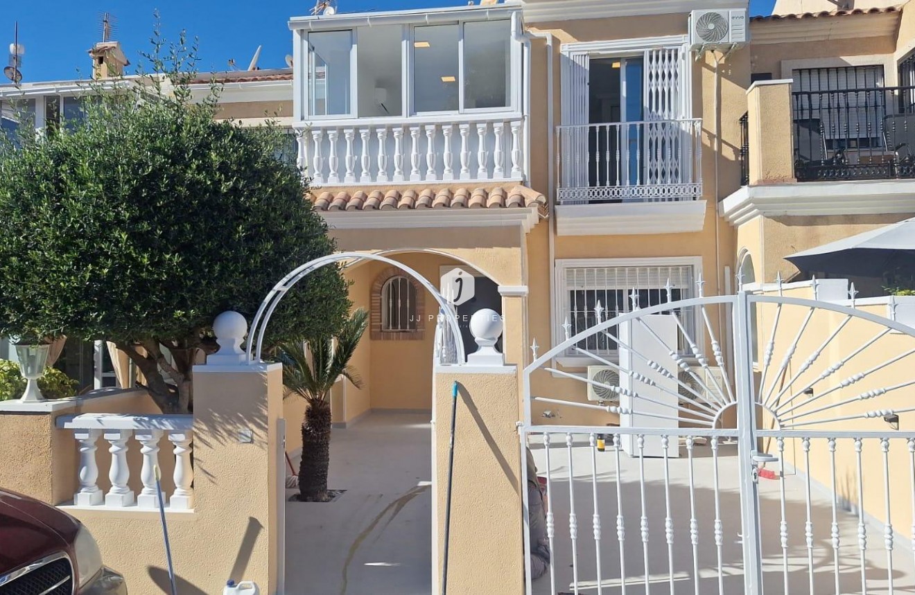 Aus zweiter Hand - Chalet -
Torrevieja - aguas nuevas