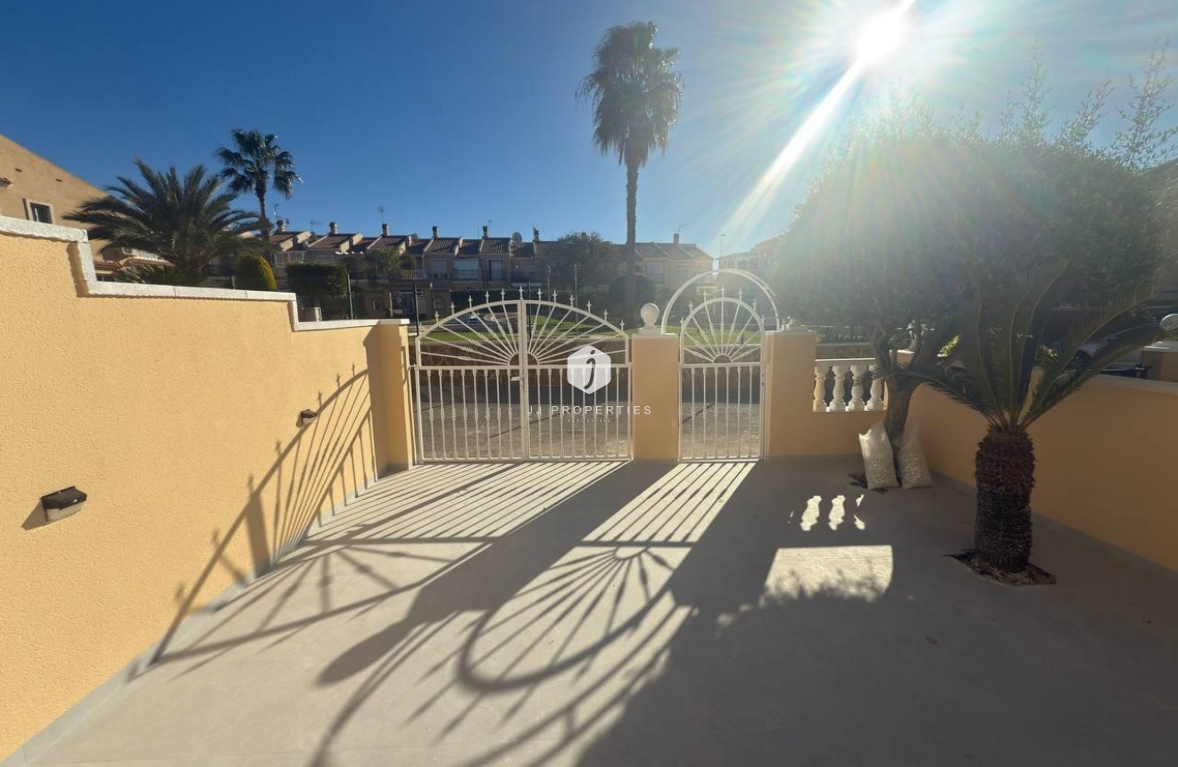 Aus zweiter Hand - Chalet -
Torrevieja - aguas nuevas