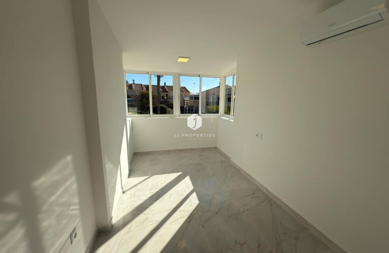 Aus zweiter Hand - Chalet -
Torrevieja - aguas nuevas