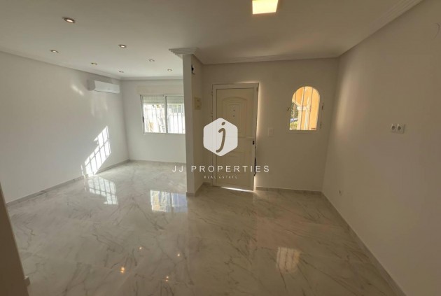 Aus zweiter Hand - Chalet -
Torrevieja - aguas nuevas