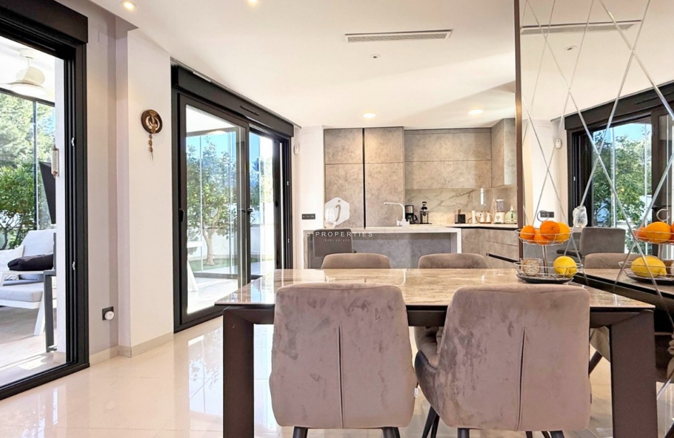 Aus zweiter Hand - Villa -
Orihuela Costa - Costa Blanca