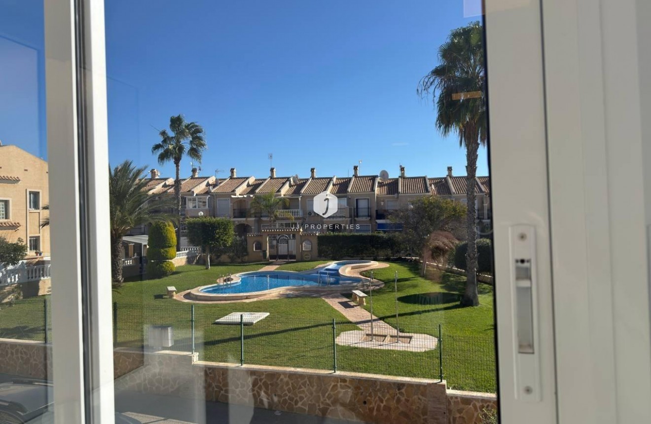 Z drugiej ręki - Szalet -
Torrevieja - aguas nuevas