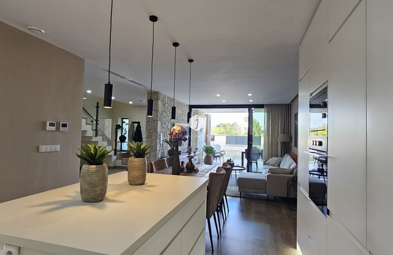 Segunda mano - Villa -
Dolores - Sector 4