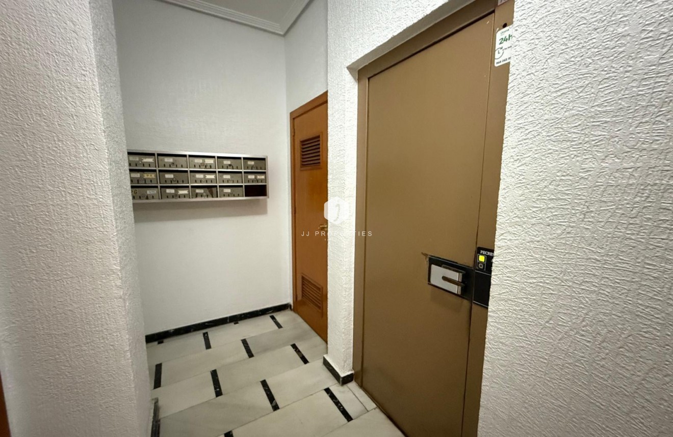 Z drugiej ręki - Mieszkanie w bloku -
Torrevieja - Las Piscinas Naturales