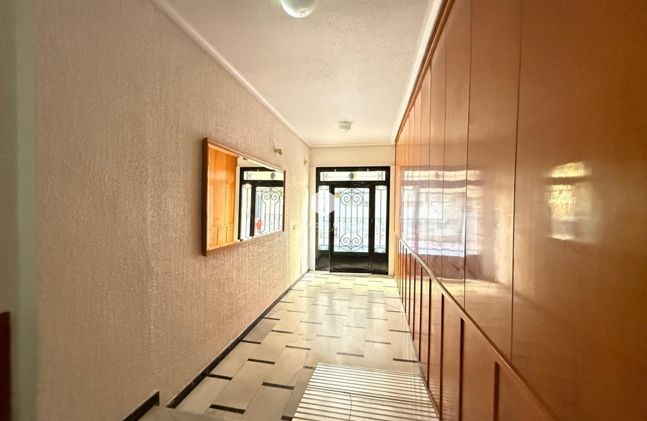 Z drugiej ręki - Mieszkanie w bloku -
Torrevieja - Las Piscinas Naturales