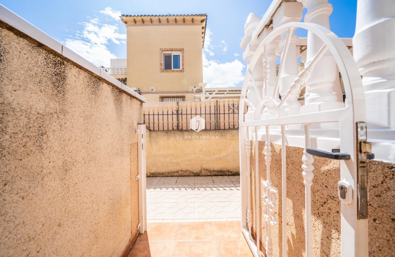 Aus zweiter Hand - Chalet -
Orihuela Costa - Los Almendros-la Florida